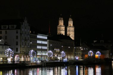 Rudolf-Brun-Bruecke 'den gece vakti Grossmuenster, Zürih, İsviçre' ye