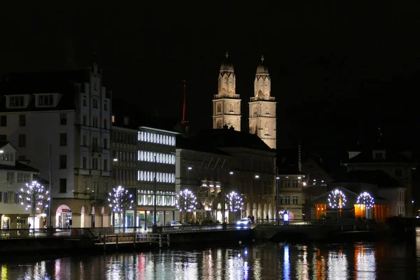 Vista Rudolf Brun Bruecke Para Grossmuenster Night Zurique Suíça — Fotografia de Stock