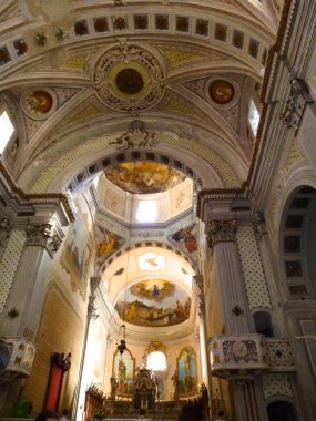 Bosa, İtalya - OCT 6. 2014: Bosa Katedrali 'nin İçi - Duomo di Bosa - Temo Nehri setinin yanındaki Piazza Duomo Meydanı' nda