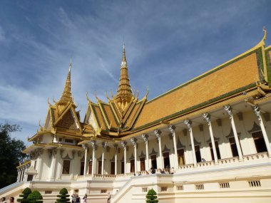 PHNOM PENH, CAMBODIA - NOV 16, 2016: Kraliyet Sarayı kompleksinin Taht Salonu, Kamboçya. Bazı insanlar görünür..