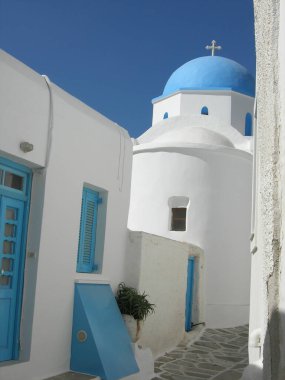 Lefkes, Paros, Yunanistan 'da mavi kubbeli beyaz kilise