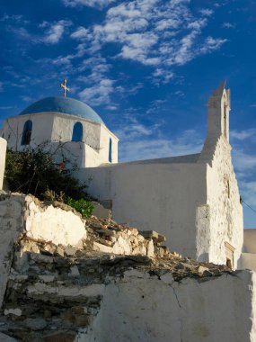 Parikia, Paros, Yunanistan 'da mavi kubbeli beyaz kilise