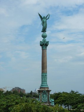 Langelinie 'deki Ivar Huitfeldt Sütunu, Amiral Ivar Huitfeldt ve adamlarının Stevns açıklarındaki bir deniz muharebesinde ölümünün anısına dikilmiş bir anıt. Kopenhag, Danimarka