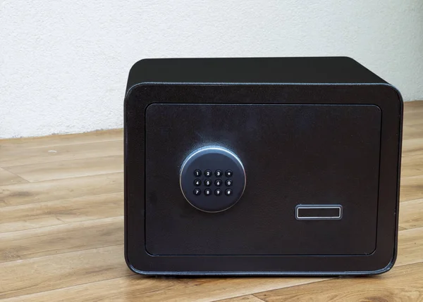 Gümüş yüzüklü ağır siyah kasa ve ahşap zemine yerleştirilmiş bir tuş takımı..