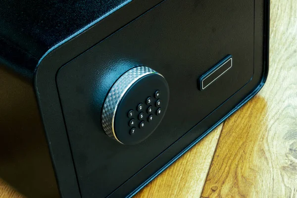 Gümüş yüzüklü ağır siyah kasa ve ahşap zemine yerleştirilmiş bir tuş takımı..
