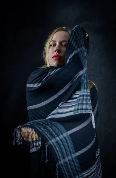 Siyah atkı tutan ve dans eden Kafkas sarışın kadın. Üzerinde kırmızı bir ruj vardı ve kameraya bakıyordu..