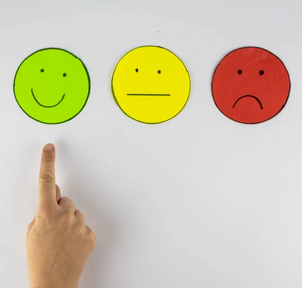 Üç el, yeşil ve mutlu olanı işaret eden müşteri memnuniyeti simgeleri oluşturdu. Hepsi beyaz bir arkaplanda izole edilmiş..