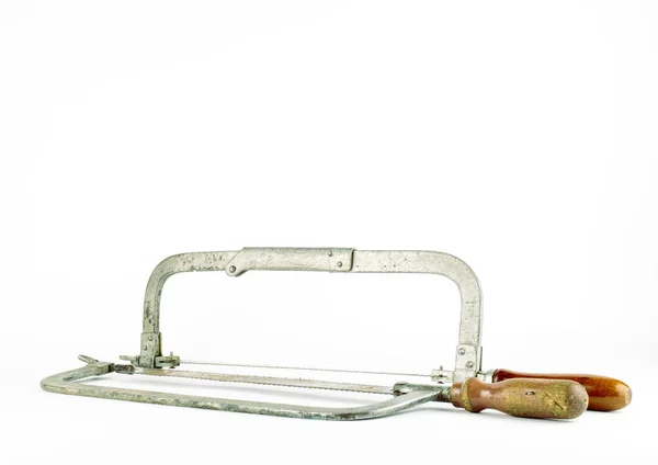 Ahşap işçiliği için iki adet paslı elektrikli testere. İkisi de tükenmiş ama güçlü ve yetenekliler..