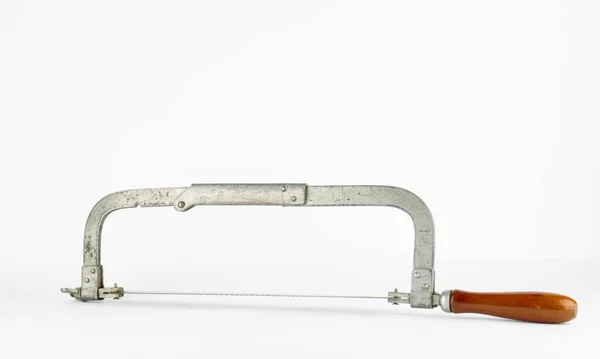 Ahşap işçiliği için paslı testere. El testeresinin kahverengi ahşap sapı var..