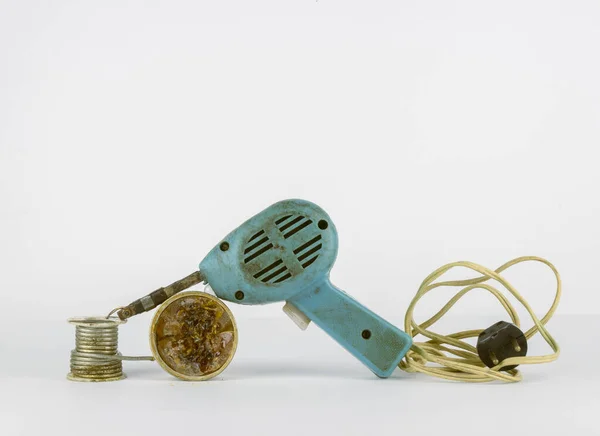Mavi lehim demiri, reçine, teneke ve kablo, fişi olan. Alet eski ve kirli. Malzemeler kullanıldı..