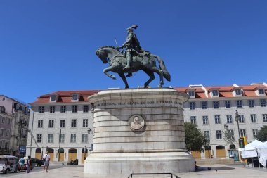 Portekiz 'in Lizbon şehrinde, Pra a da Figueira İncir Ağacı Meydanı' nın ortasında, açık mavi gökyüzünün altında Kral I. John Dom Jo 'nun bronz heykeli. Anıt, geleneksel Pombaline tarzıyla çevrili bir taş kaide üzerinde duruyor.