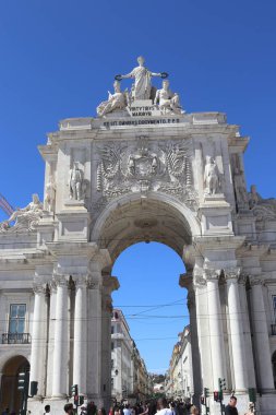 Portekiz, Lizbon 'daki Rua Augusta Arco da Rua Augusta' nın başyazı çekimi. Fotoğraf, C lestin Anatole Calmels 'in üst heykelleri ve alt figürleri de dahil olmak üzere neoklasik anıtın tam ölçüsünü yakalar.