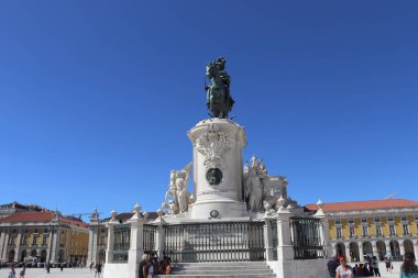 Lisbons Pra a do Com rcio 'nun kalbinde yer alan Kral I. Jos Anıtı' nın geniş bir resmi. 18. yüzyılda Joaquim Machado de Castro tarafından tasarlanan bronz binicilik heykeli heykelle süslenmiş büyük bir kaidede duruyor.