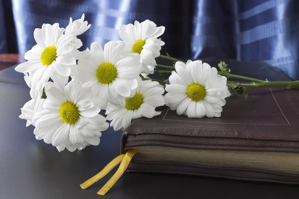 Flores en una Biblia en cuero encuadernado — Foto de Stock