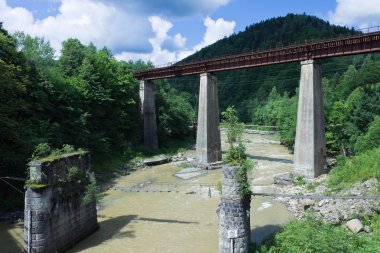 Ağır yağmur sonrası çamurlu nehirden demiryolu Köprüsü