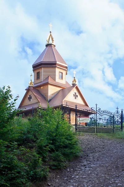 Dřevěný kostel v pasu v Karpatech — Stock fotografie