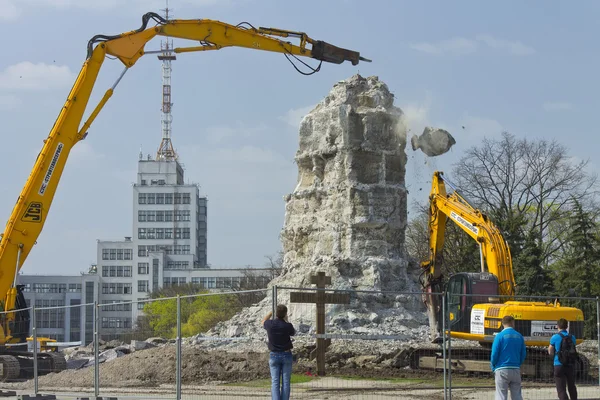 Dismantling the pedestal of the monument to Lenin April 12, 2016 — Stock Photo, Image