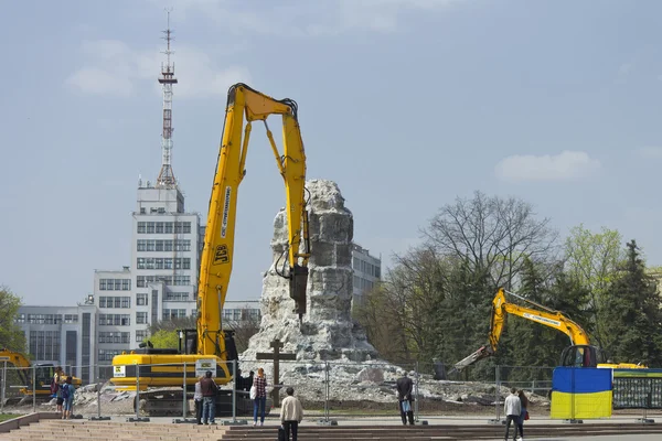 2016 年 4 月 12 日レーニン記念碑の台座を解体 — ストック写真