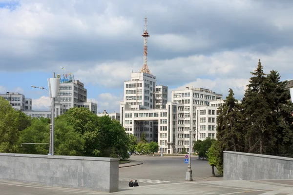 One of the first Soviet skyscrapers on the largest square in Eur — Stock Photo, Image