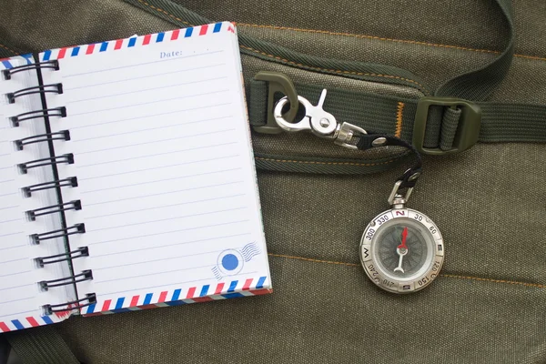 Defter ve pusula ile Emanet bir sırt çantası askısı üzerinde kanca