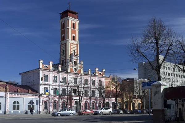 Feuerturm 1845 - Wahrzeichen von Charkow, Ukraine. Auf den Straßenschildern stehen die Namen der Städte: Dnepropetrowsk, Rostow — Stockfoto