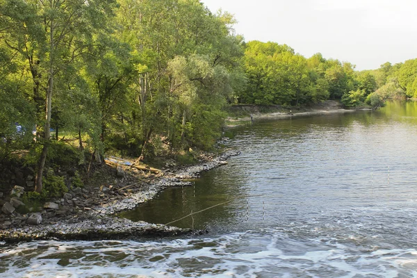 kayaklar üzerinde turist durdurmak Riverside'da ile manzara