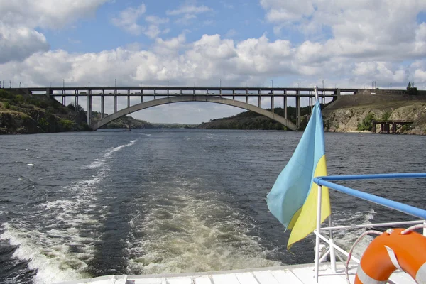 Wandelen langs de Dnjepr rivier op een boot — Stockfoto