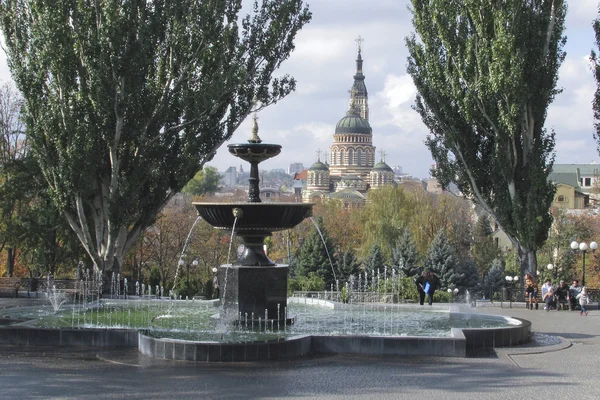 Brunnen im Park vor der Kulisse der Kathedrale — Stockfoto