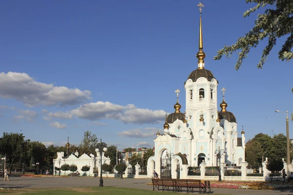 Kościół prawosławny na jednym z placów w Charkowie — Zdjęcie stockowe