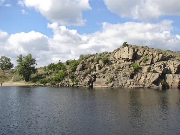 Rivage rocheux du fleuve Dniepr dans le sud de l'Ukraine — Photo