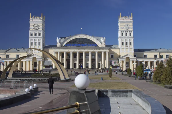 The railway station and station square in Kharkov — Stock Photo, Image