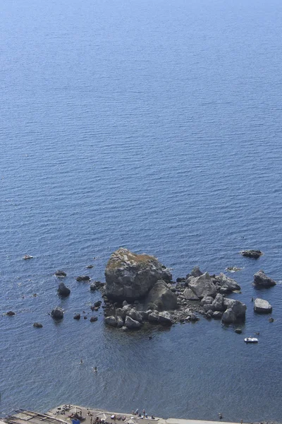 Vista de la roca en el mar con vista de pájaro —  Fotos de Stock