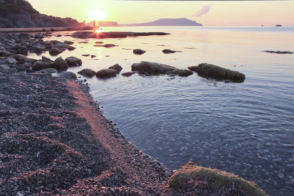 gündoğumu çakıllı deniz kenarı 