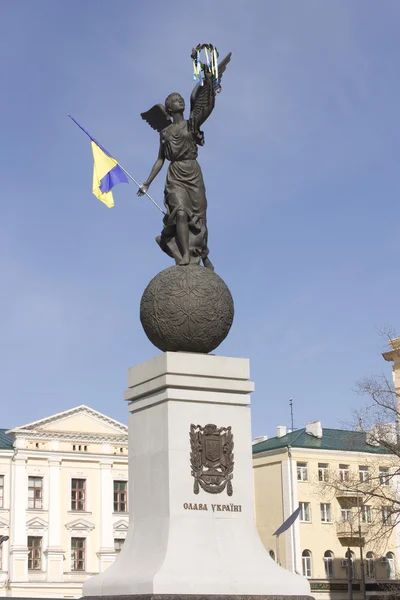 bayrağı ile dekore edilmiş Kharkiv şehir meydanında heykel 
