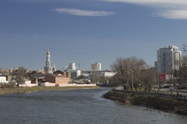 bir WI nehir taraftan şehrin merkezi bölümünün görünümünü