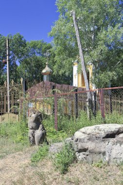 Antik İskit kadın heykeli ve pagan sunak arkasında