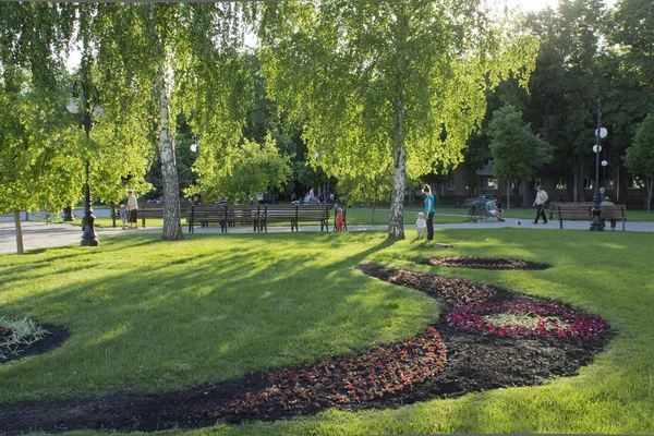 Urban der öffentliche kleine Park am Frühlingsabend — Stockfoto