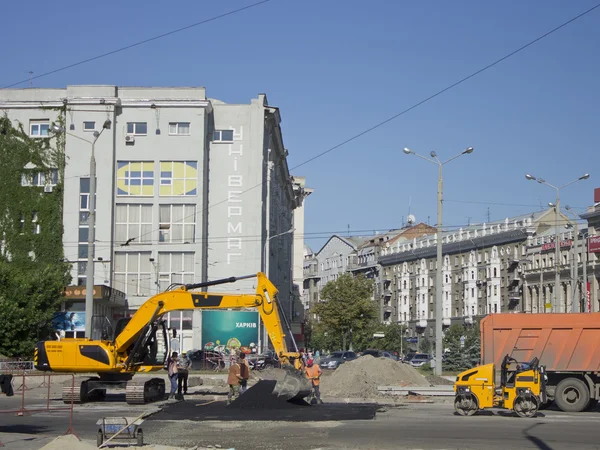 Repair of road surface on one of the squares of Kharkiv — Stock Photo, Image