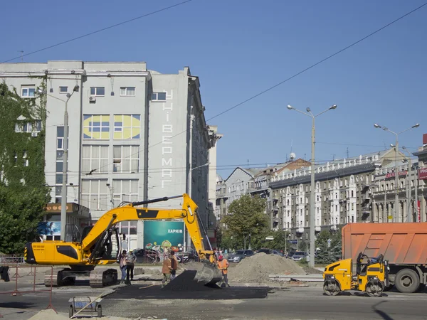 Yol yüzeyi bir Kharkiv kareler üzerinde tamiri