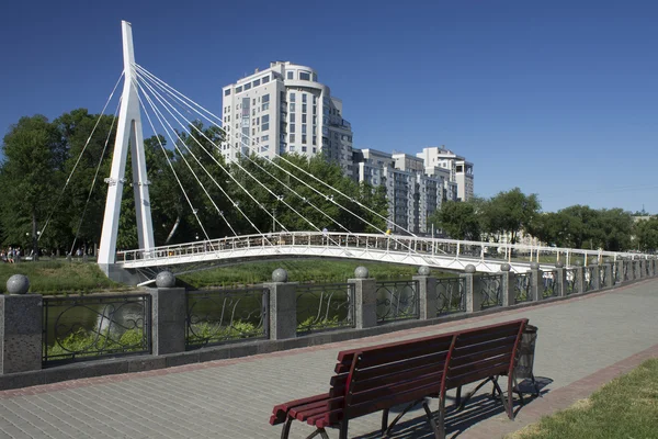 Witte voetgangers hangbrug in Kharkov in de zomer — Stockfoto