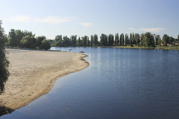 Песчаный пляж курорта в городе Миргород на реке Хорол рано — стоковое фото