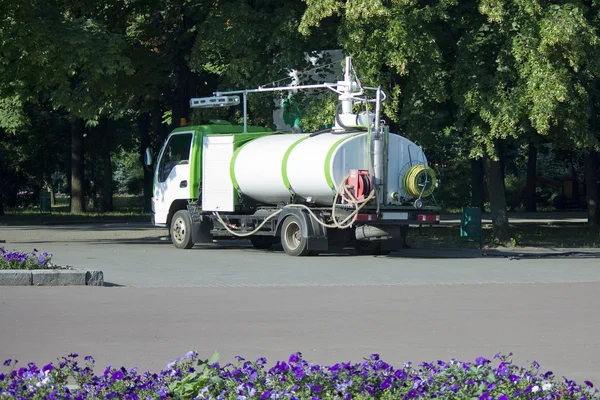 Specialized Vehicles for watering flower beds in the municipal p — Stock Photo, Image