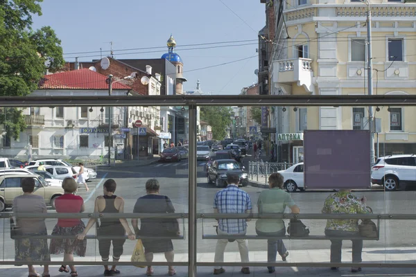 Os habitantes das cidades nas paragens de autocarro — Fotografia de Stock