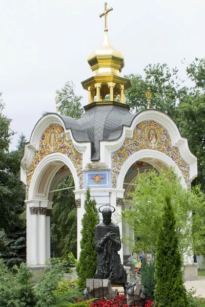 Estatua que representa a Cristo orando de rodillas en el fondo o — Foto de Stock