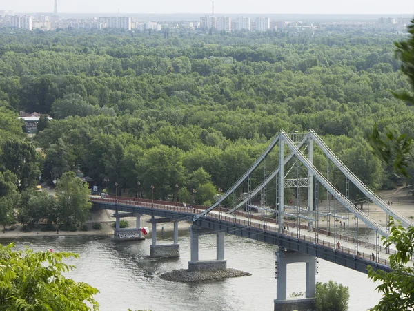Voetgangers brug over de rivier de Dnjepr in Kiev — Stockfoto