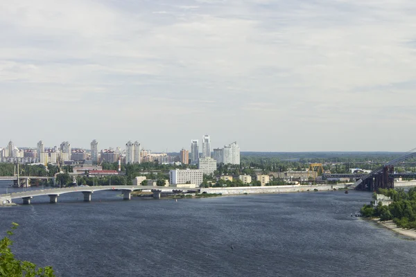 Panoramę miasta z wysokiego brzegu Dniepru. — Zdjęcie stockowe