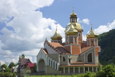Arka plan mavi gökyüzü ve bulutlar üzerinde Yunan Katolik Kilisesi