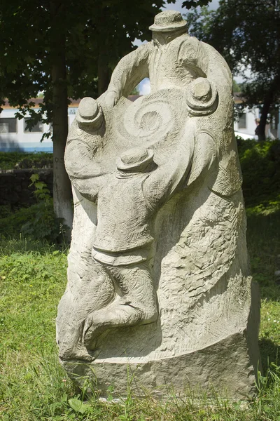 Skulptur tanzender Highlander auf dem Marktplatz des Resors — Stockfoto