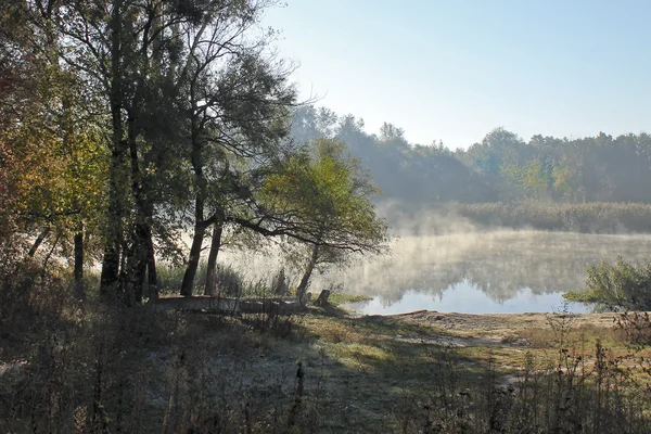 Човни на березі річки в холодний ранок у жовтні — стокове фото