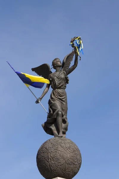 Nike con la bandera nacional de Ucrania en la Plaza de la Constitución —  Fotos de Stock